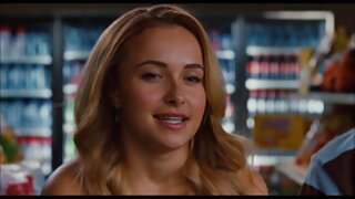 Sofi Ryan qırxılmış pişikini deşdirərkən gülümsəyir