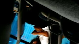 Yoqa sessiyası zamanı xoruz paylaşan seksual otaq yoldaşları
